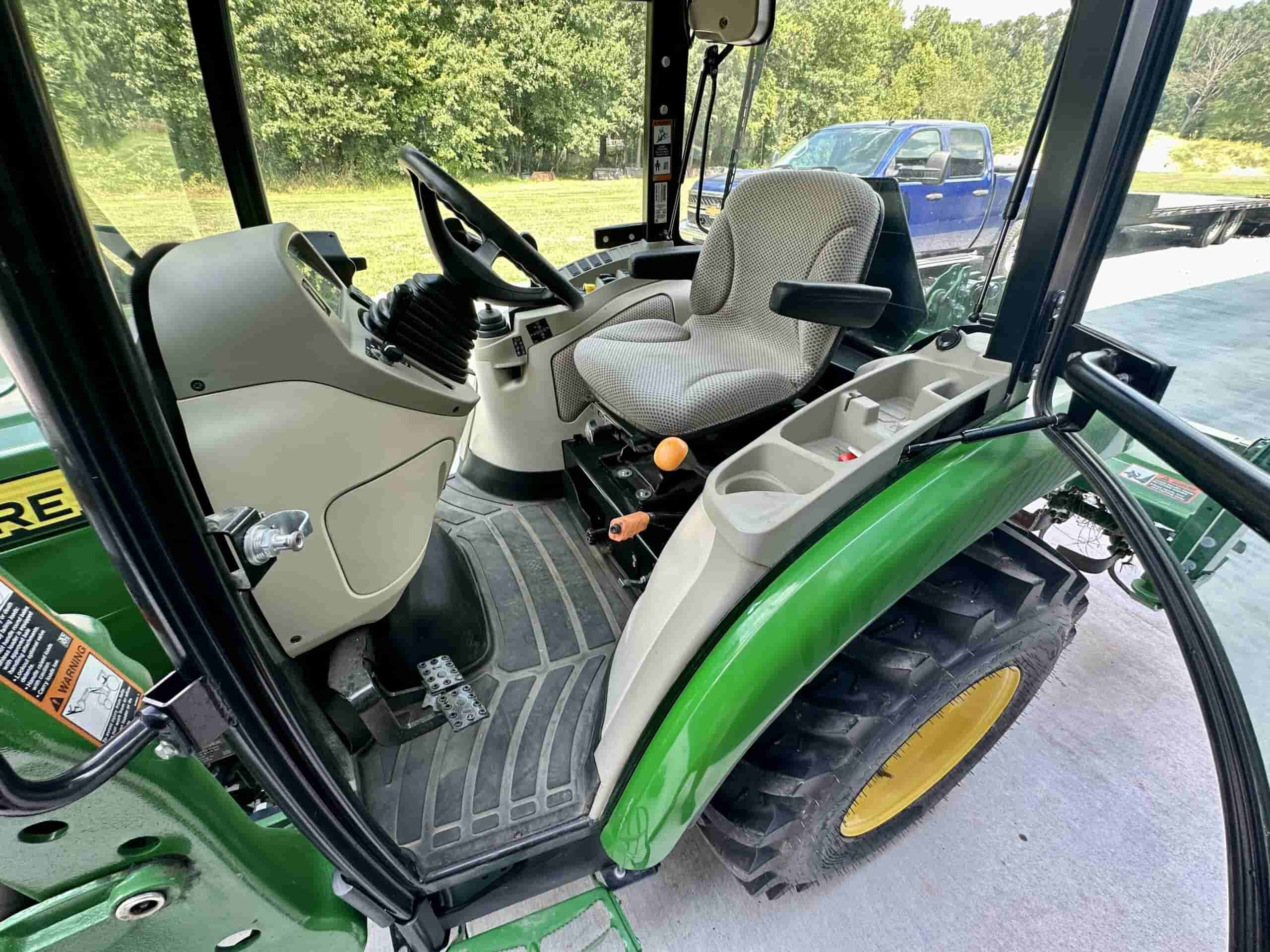 2020 John Deere 3033R
